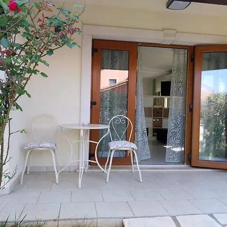 Studio-apartman Serenity With A Pool And A Grill Апартаменты Нова-Вас